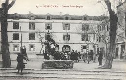 Perpignan - Caserne St Saint-Jacques, Enfants Sur La Fontaine - Edition Brun Frères, Carte Non Circulée - Casernes