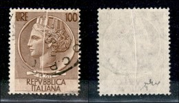 23452 REPUBBLICA - POSTA ORDINARIA - 1955 - 100 Lire Siracusana (785) Usato - Piega Naturale Di Carta Verticale Al Centr - Sonstige & Ohne Zuordnung