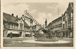 Stendal - Adolf-Hitler-Strasse Und Sperlingsbrunnen - Tankstelle - Foto-AK - Verlag Trinks & Co. Leipzig - Stendal