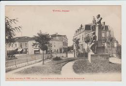 VITTEL - VOSGES - SQUARE DEVANT L'EGLISE ET STATUE BOULOUMIE - Vittel