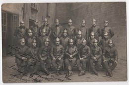 Carte Photo Sapeur Pompier De Paris 22 Pompiers Veste Cuir Et Casque 1926 - Bombero