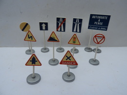 Dinky-Toys :  Lot De 11 Panneaux  Made In China - Dinky