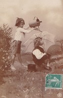 Carte-Photo D'Enfants S'amusant Avec Un Arrosoir - Gruppi Di Bambini & Famiglie