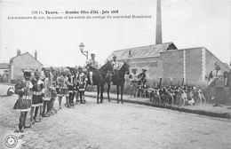 37-TOURS-GRANDES FÊTES D'ETE 1908 - LES SONNEURS DE COR, LA MEUTE ET LES VALETS DU CORTGE DU MARECHAL BOUCICAUT - Tours