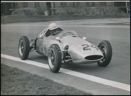 1960 John Surtees (1934-2017) Brit Versenyz? Lotust Vezet, Mellyel Forma-1-es Karrierje Kezd?dött, Feliratozott Sajtófot - Other & Unclassified