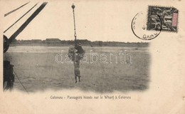 * T1/T2 Cotonou, Passagers Hissés Sur Le Wharf / Passengers Of A Steamship Hoisted On The Wharf - Non Classés