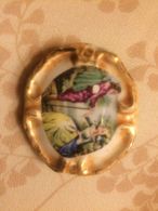 Spilla Vintage In Ceramica Con Dama E Cavaliere Anni 80 - Broches
