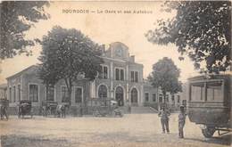 38-BOURGOIN-LA GARE ET SES AUTOBUS - Bourgoin