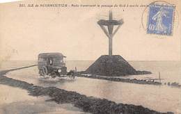 Ile De Noirmoutier  85     Passage Du Gois Automobile Traversant A Marée Basse  (voir Scan) - Ile De Noirmoutier