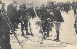 39-MOREZ-CONCOURS INTERNATIONAL DE SKI - OFFICIER ITALIEN FAISANT GRAISSER SES SKI AVANT LE DEPART - Morez