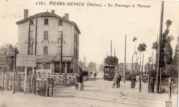 PIERRE-BENITE LE PASSAGE A NIVEAU TRAMWAY CAFE TERMINUS - Pierre Benite