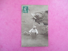 CPA PHOTO BEBE EMMAILLOTE BAILLE GUEULE POISSON - Cartes Humoristiques