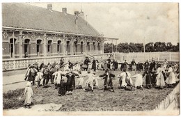 SAINT POL Sur MER - St Pol Sur Mer - 59 - Le Sanatorium Les Filles Valides Dans Leur Cour - Saint Pol Sur Mer