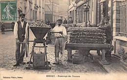 Bernay    27  Pressurage Des Pommes  Dans La Rue     (voir Scan) - Bernay