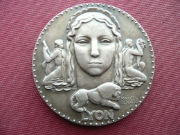 FRANCE Jolie Médaille LYON 1957 Signée Marcel Renard Diamètre 68 Mm Poids 156 Grs - Otros