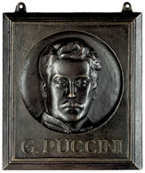 1253 Einseitige Bronzegussplakette (ca. 119x150mm). Av: Kopf Des Musikers Giacomo Puccini Von Vorn, Darunter Schrift. Mi - Andere & Zonder Classificatie