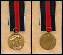 1417 Sudetenland, Medaille Zur Erinnerung An Den 1. Oktober 1938, Mit Band, In Originaltüte. Tüte Mit Hersteller Karl He - Andere & Zonder Classificatie