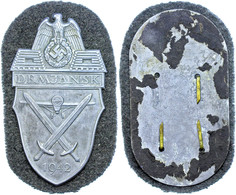 1427 Demjansk, Ärmelschild 1942, Silbergrau, Eisen Getönt, Auf Feldgrauer Tuchunterlage, Mit Rückenplatte, Ein Splint Fe - Andere & Zonder Classificatie