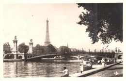 (75) Paris - Vue Sur La Seine - Le Pont Alexandre III Et La Tour Eiffel - Public Transport (surface)