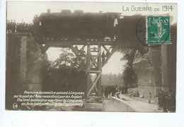 Carte-La Guerre 1914- Première Locomotive Passant à Longueau Sur Le Pont De L'Avre Reconstruit Par Les Anglais (train ) - Longueau