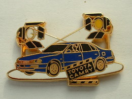 Pin's TOYOTA CAMRY BLEUE - ARTHUS BERTRAND - Toyota