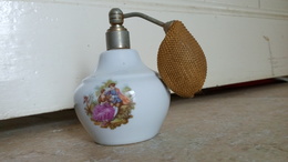 Ancien Vaporisateur à Parfum (vide) - Porcelaine De France - Décor Romantique Type "fragonard" - N° Modèle - Métal+tissu - Toebehoren