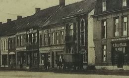 Quiévrain Place De La Gare Avec Attelage (Hôtel - Tabac Cigarettes - Restaurants - Cafés) - Quievrain