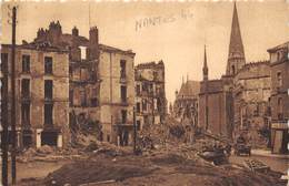 44-NANTES- APRES LES BOMBARDEMENTS- LA PLACE BRETAGNE VERS LA RUE GUEPIN - Nantes