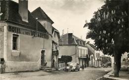 ASSIER - Un Côté De La Place De L'Eglise - Assier