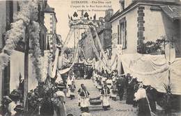 44-GUERANDE- FÊTE-DIEU- L'ASPECT DE LA RUE SAINT-MICHEL PENDANT LA PROCESSION - Guérande