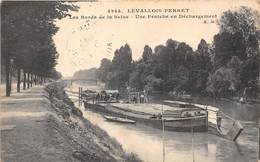 92-LEVALLOIS-PERRET- BORD DE LA SEINE, UNE PENICHE EN DECHARGMENT - Levallois Perret