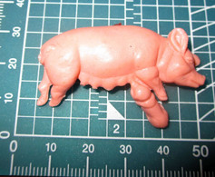 MAIALE PIG MENTRE ALLATTA Figure - Cerdos