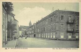 52-BOURBONNE-LES-BAINS- RUE DES BAINS ET L'HÔPITAL MILITAIRE - Bourbonne Les Bains