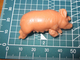 MAIALE PIG MENTRE ALLATTA Figure - Cochons