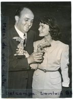 - Photo De Presse - Original - Bernard BLIER, Danielle DELORME, Victoire De Samothrace, Acteurs, 22-06-1950, TBE, Scans. - Célébrités