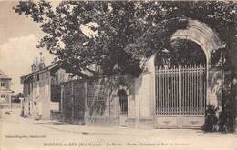 52-MONTIER-EN-DER- LE HARAS- PORTE D'HONNEUR ET RUE ST-BERCHAIRE - Montier-en-Der