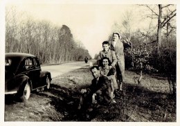 Photo Sur Le Bord De La Route En 4cv - Personnes Anonymes