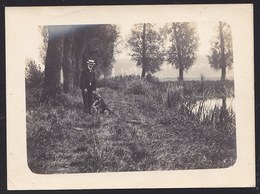 VERS 1890 - HOMME EN PROMENADE Au Bord De L'étang AVEC SON CHIEN - DOG - PFERD - PAARD - Ancianas (antes De 1900)