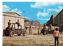 CPM, BERLIN, ALLEMAGNE, Le Mur, Die Mauer, Véhicules Militaires, Soldats, Carte écrite, Sans Timbre - Berlijnse Muur