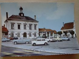 52  NOGENT  EN  BASSIGNY     LA  PLACE  (VOITURES AUSTIN  ARONDE  AMI 6 CITROEN ) - Nogent-en-Bassigny