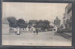 Carte Postale 64. Lembeye  Place Du Marché  Très Beau Plan - Lembeye