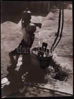 1930 Pöltinger Gusztáv: Kútnál, Jelzés Nélküli Vintage Fotóművészeti Alkotás A Szerző Hagyatékából, 35x29 Cm - Other & Unclassified