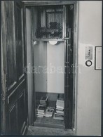 Cca 1960 Vadas Ernő (1899-1962): Lift A Könyveknek, Pecséttel Jelzett Vintage Fotó, 24x18 Cm - Andere & Zonder Classificatie