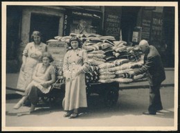 Cca 1930 Paplan-párna Eladó Szekér Budapesten Az üzlet Előtt, Fotó, 6×8 Cm - Andere & Zonder Classificatie