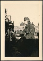 1942 Ágyúkezelő Katona A Fronton, Hátoldalon Feliratozva, 10,5×7,5 Cm - Altri & Non Classificati
