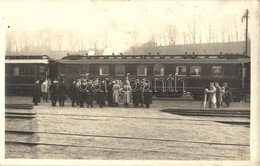 * T2 1917 Tiszafüred, Magas Rangú Katonatisztek érkezése A Vasútállomáson Főurakkal. Fénykép Felvételt Készítő Katonatis - Zonder Classificatie