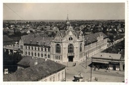 T2 1940 Nagyszalonta, Salonta; Városháza, Freiberger Ármin üzlete, Drogéria (gyógyszertár) / Town Hall, Shops, Pharmacy. - Zonder Classificatie