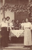 * T2 1916 Pelsőc, Plesivec; Vendéglátás Egy Háznál, Hölgyek / Ladies Serving Food By A House. Photo - Zonder Classificatie