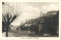 T2 Trencsén, Trencín; Masarykové Námestie / Masaryk Tér, Mihalicek üzlete, Vár / Street View, Shops, Castle - Zonder Classificatie