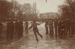 T2 1903 Budapest VIII. Ludovika Akadémia. Gyakorlatot Tartó Ludovikások A Befagyott Tó Jegén Korcsolyáznak / Austro-Hung - Unclassified